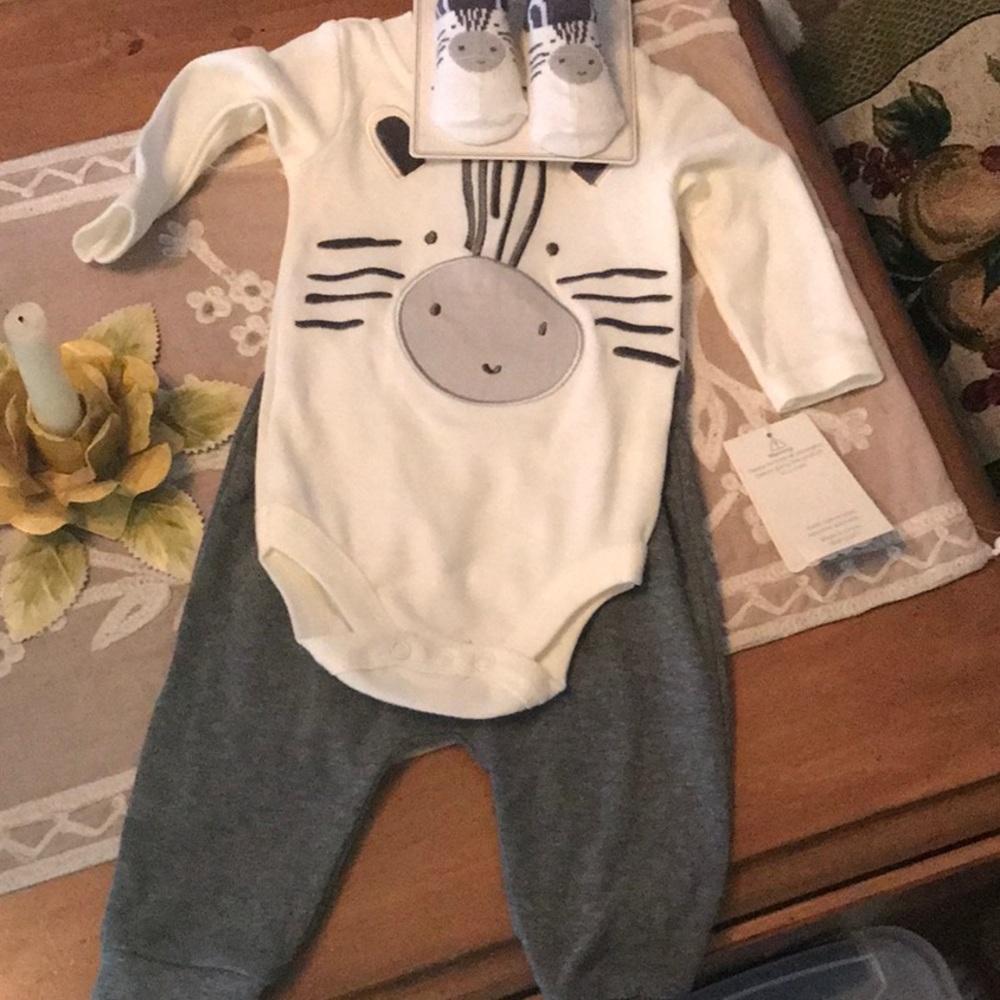 Baby boy, body suit, pants and socks size 3 to 6 months